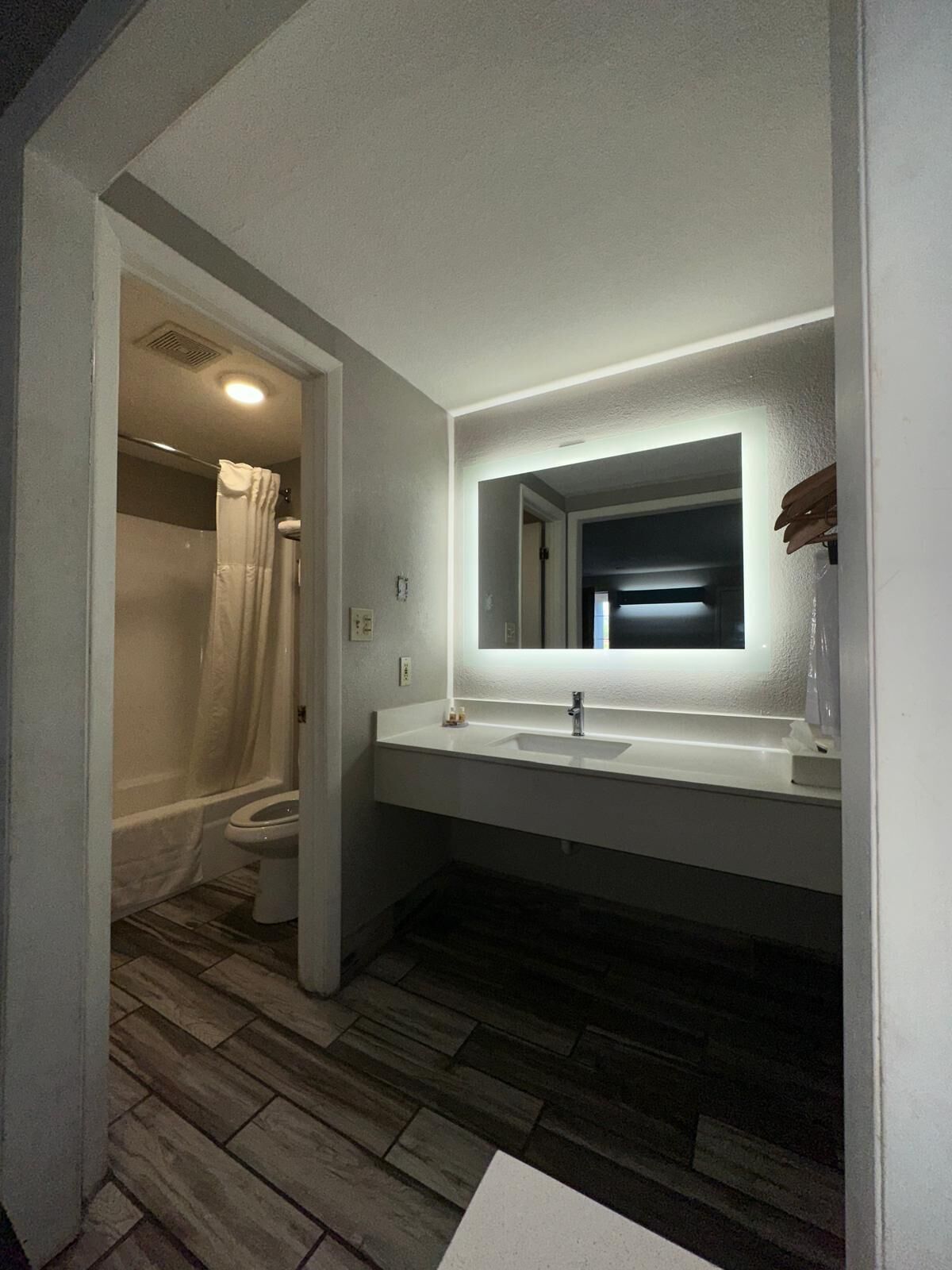 Habitación, 1 cama de matrimonio grande, fumadores | Baño | Artículos de higiene personal gratuitos, secador de pelo y toallas