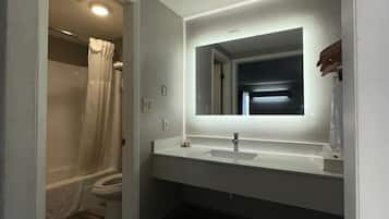 Habitación, 1 cama de matrimonio grande, fumadores | Baño | Artículos de higiene personal gratuitos, secador de pelo y toallas