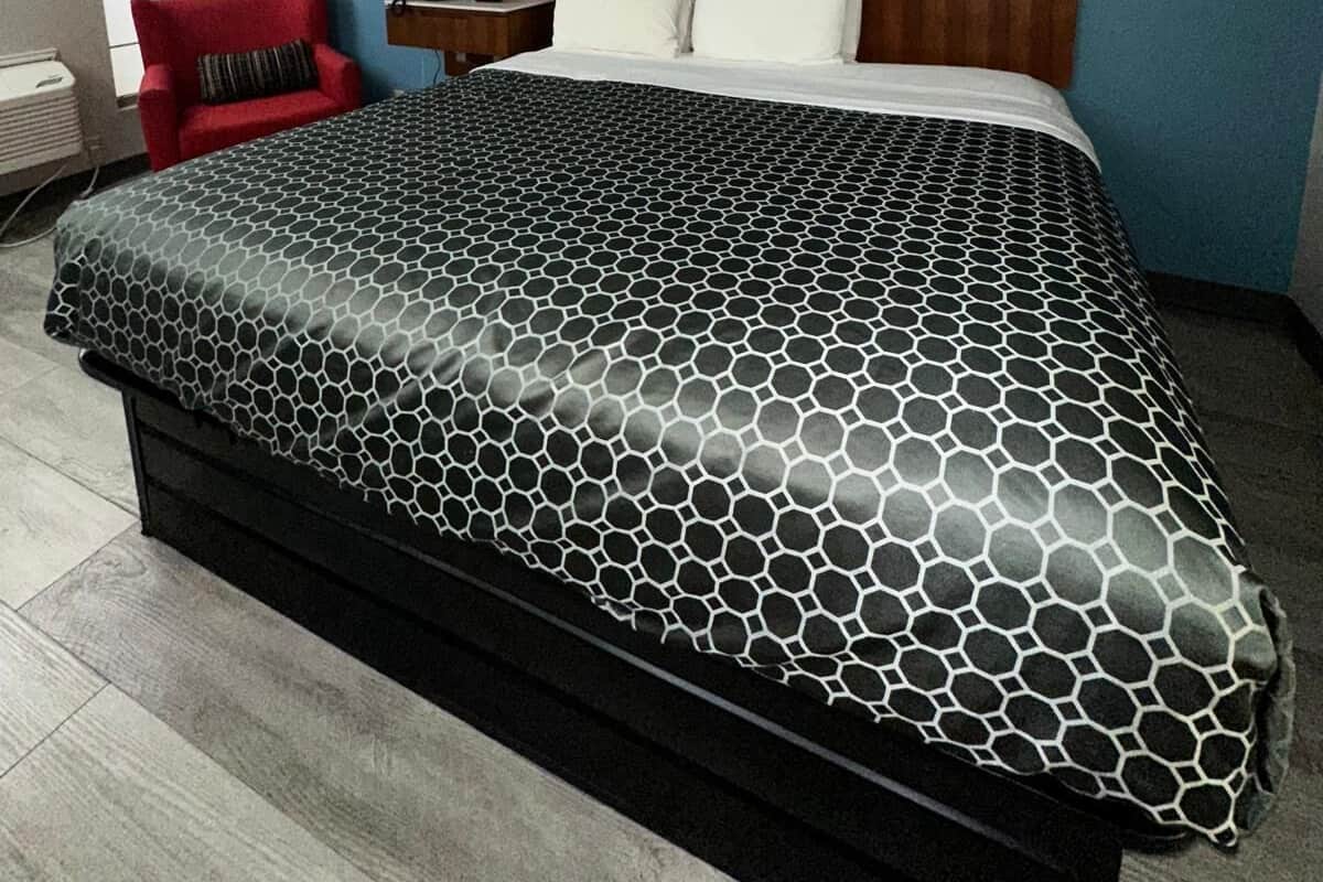 Room, 1 King Bed, Non Smoking | Desk, free WiFi, bed sheets, alarm clocks