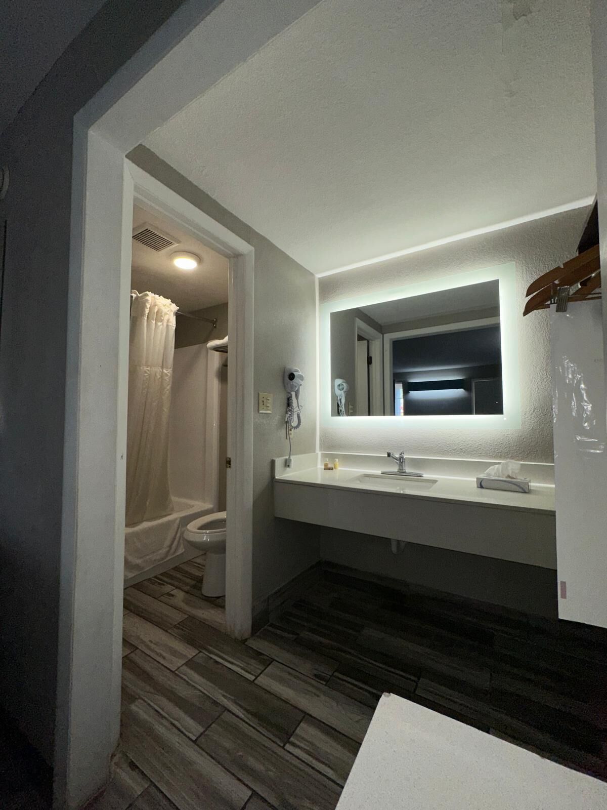 Habitación, 2 camas dobles, fumadores | Baño | Artículos de higiene personal gratuitos, secador de pelo y toallas