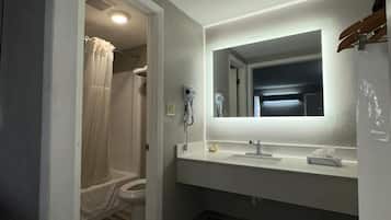 Habitación, 2 camas dobles, fumadores | Baño | Artículos de higiene personal gratuitos, secador de pelo y toallas