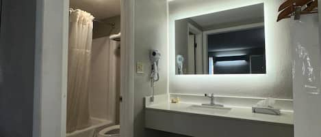 Værelse - 2 dobbeltsenge - ryger | Badeværelse | Gratis toiletartikler, hårtørrer, håndklæder