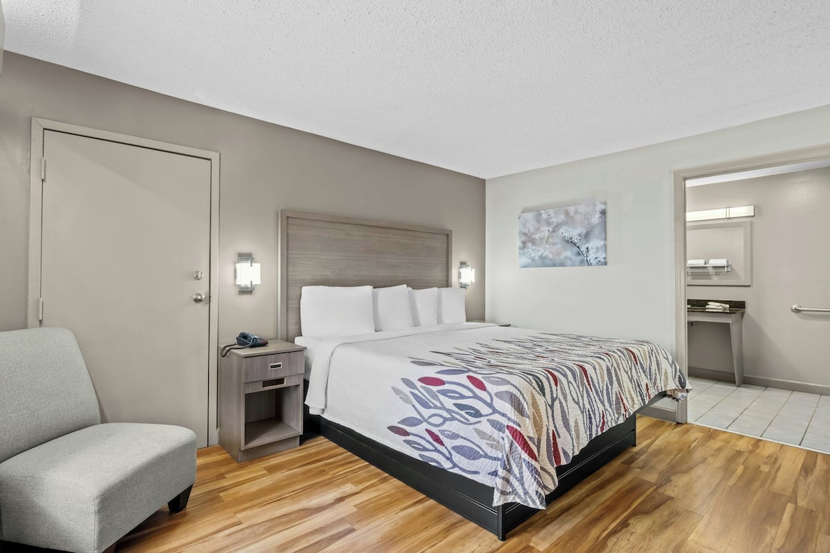 Literie de qualité supérieure, bureau, rideaux occultants