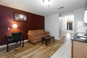 Suite estándar, 2 camas dobles, no fumadores, cocina básica (Kitchenette) | Ropa de cama de alta calidad, escritorio, cortinas opacas