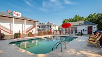 Una piscina al aire libre de temporada