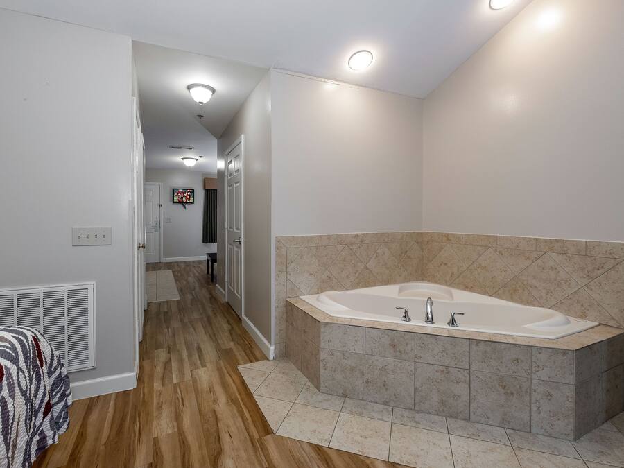 Standard Suite, 1 King Bed, Non Smoking, Jetted Tub (Jetted Tub) | Premium bedding, desk, blackout drapes, iron/ironing board