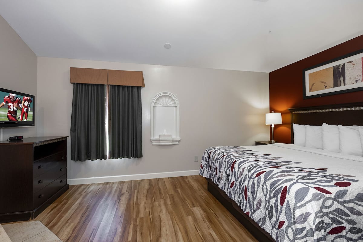 Standard Suite, 1 King Bed, Non Smoking, Jetted Tub (Jetted Tub) | Premium bedding, desk, blackout curtains, iron/ironing board