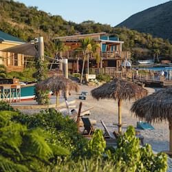 位於海灘上、白沙、免費海灘小屋、躺椅