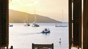 Ein Essbereich mit Blick auf Boote auf dem Wasser.