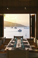 2 restaurantes; se sirven desayunos, almuerzos, cenas y marisco 