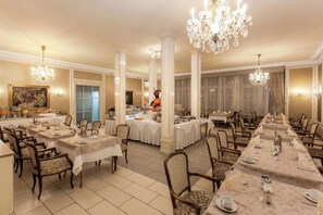 Daily buffet breakfast for a fee - Centro National Frankfurt, Trademark Collection by Wyndham (Frankfurt)