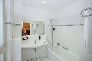 Hypo-allergenic bedding, desk, free WiFi, bed sheets