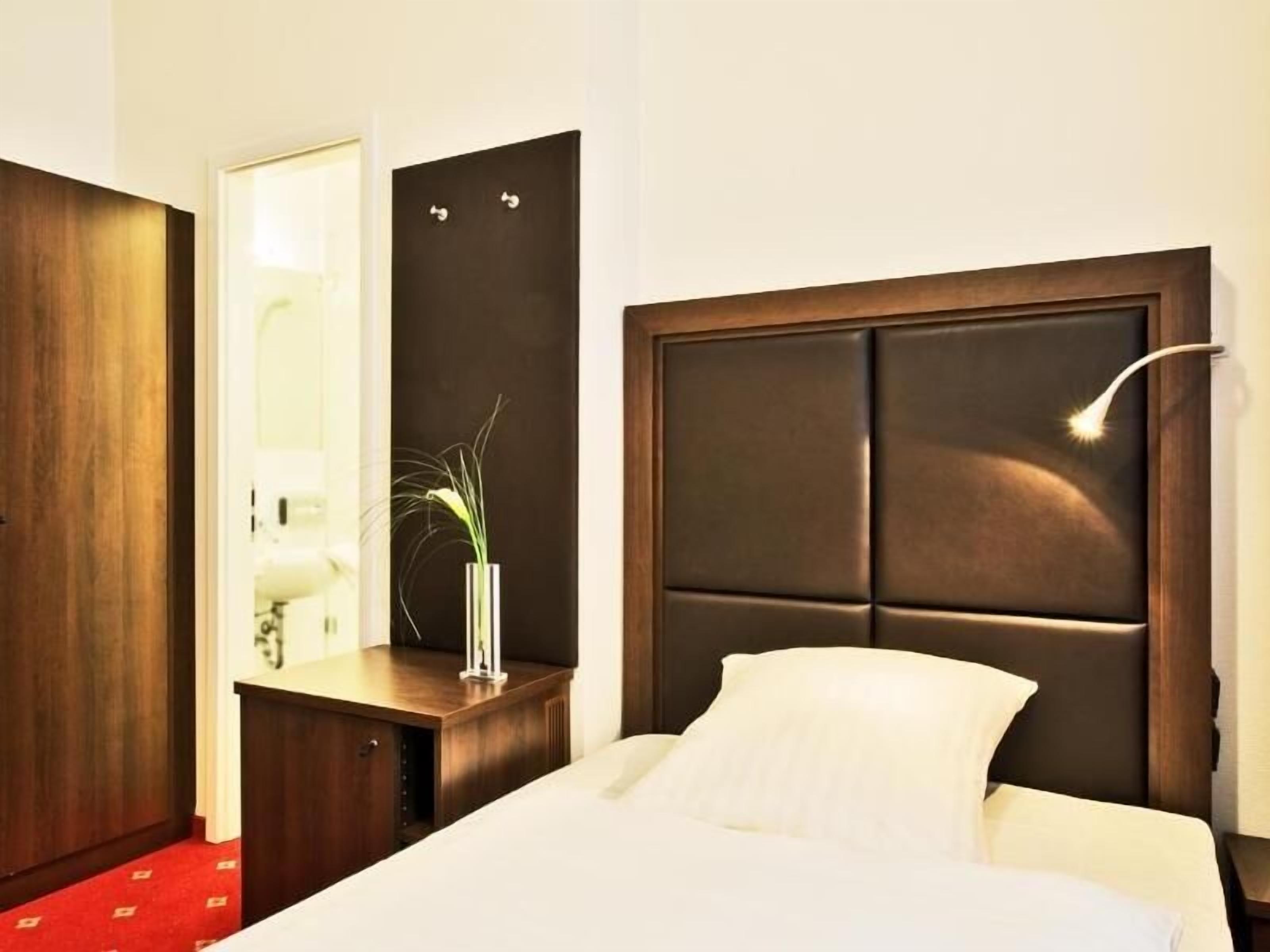Hypo-allergenic bedding, desk, free WiFi, bed sheets