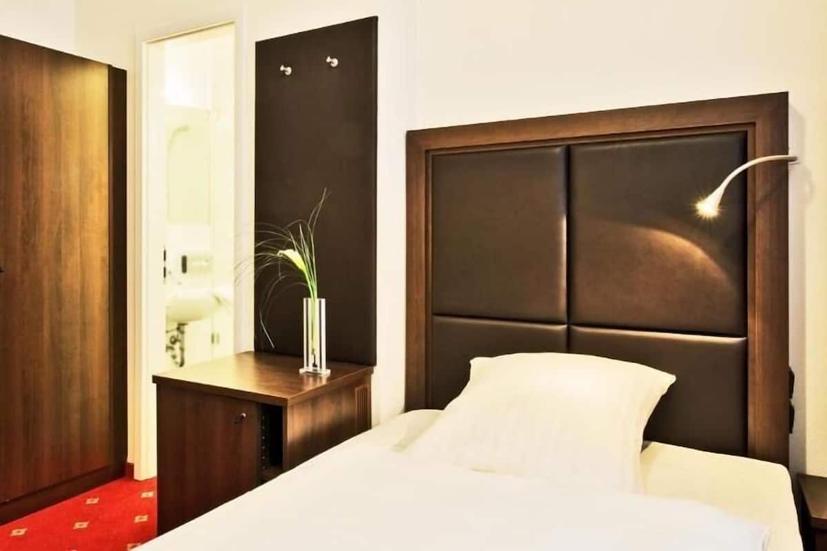 Roupas de cama antialérgicas, escrivaninha, Wi-Fi de cortesia