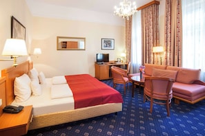 Hypo-allergenic bedding, desk, free WiFi, bed sheets
