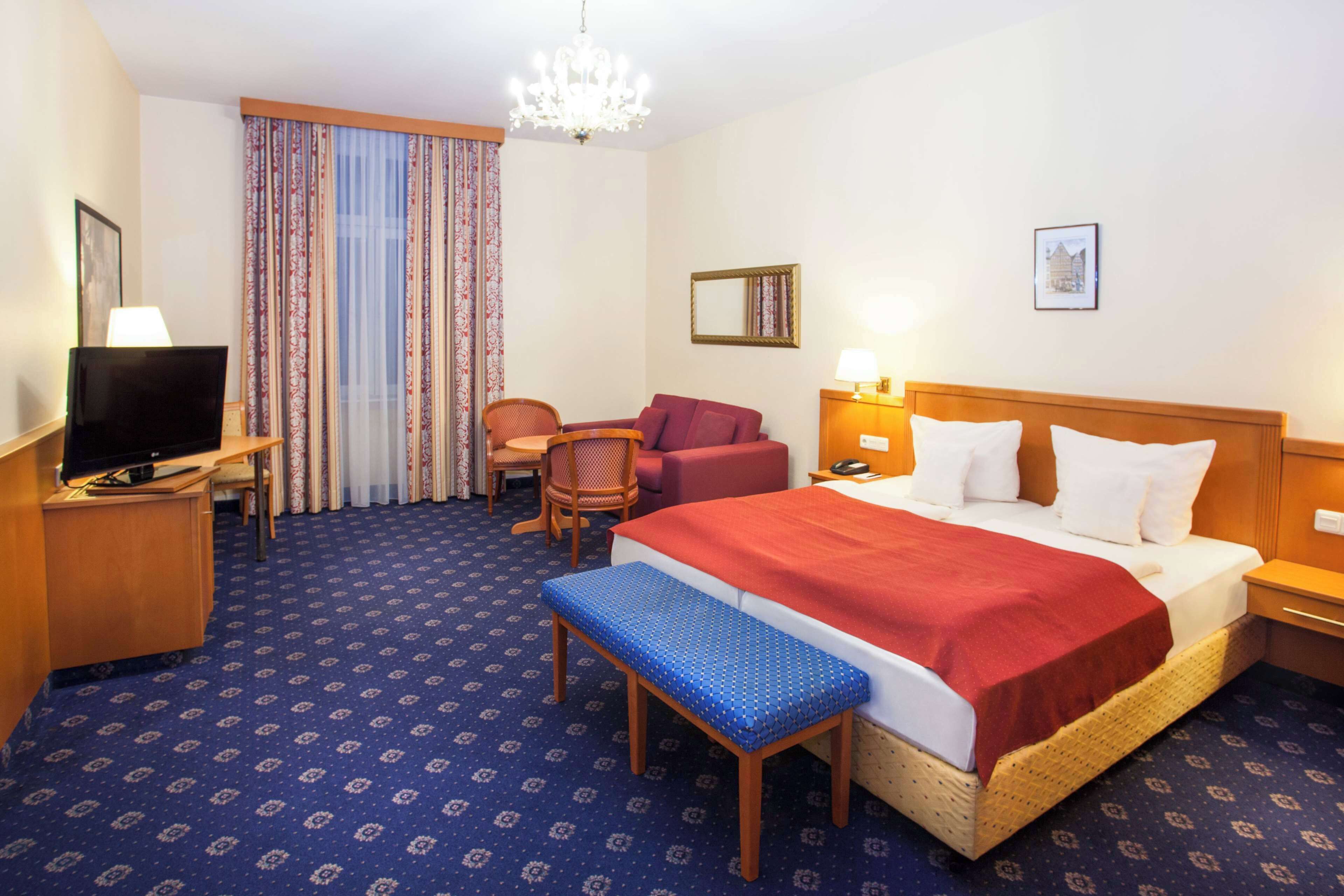 Hypo-allergenic bedding, desk, free WiFi, bed sheets