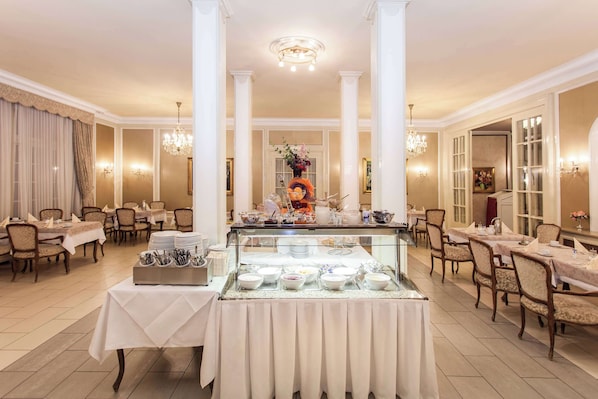 Daily buffet breakfast (EUR 9 per person) - Centro National Frankfurt, Trademark Collection by Wyndham (Frankfurt)