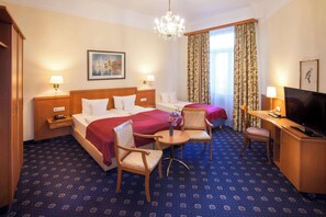 Hypo-allergenic bedding, desk, free WiFi, bed sheets