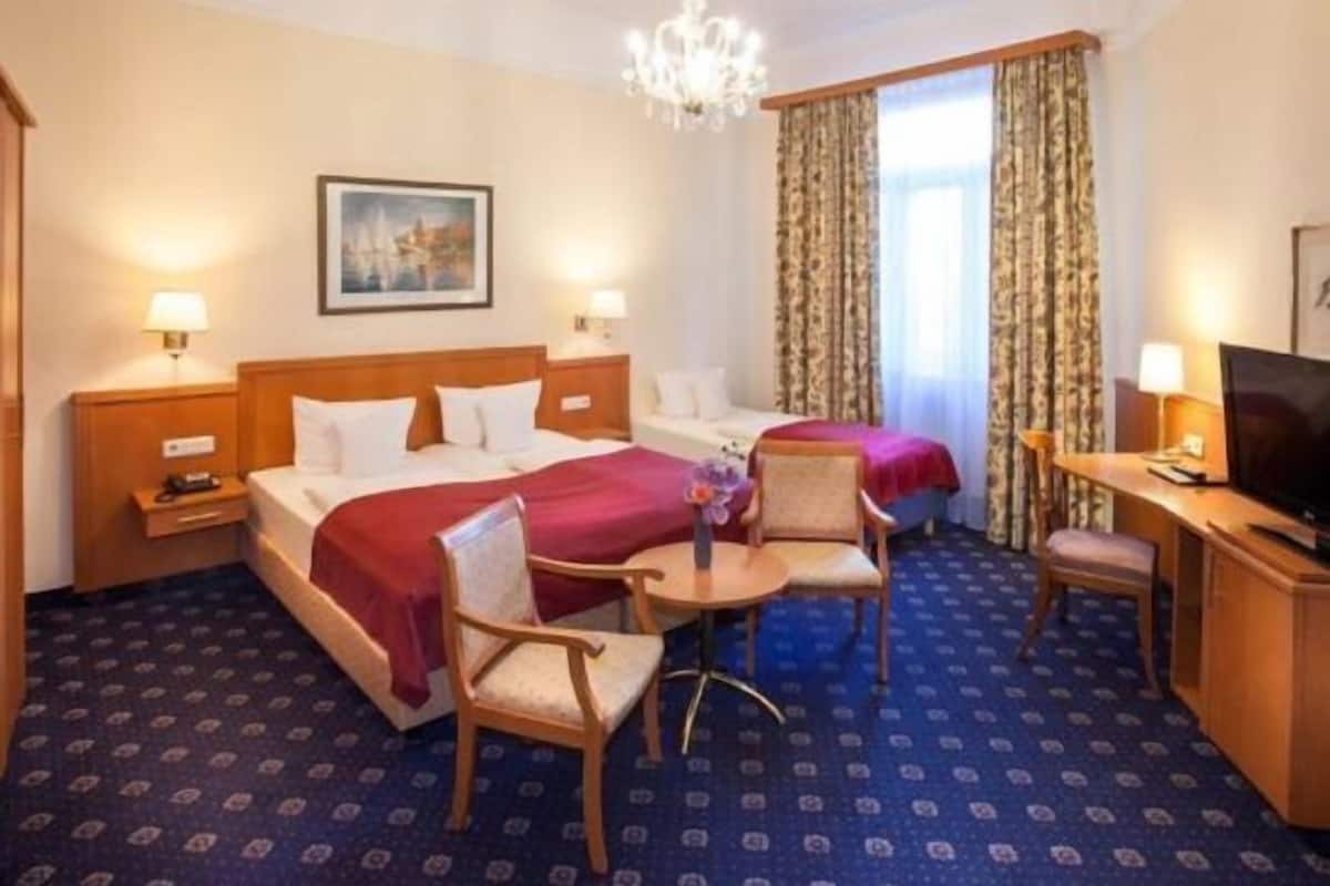 Hypo-allergenic bedding, desk, free WiFi, bed sheets