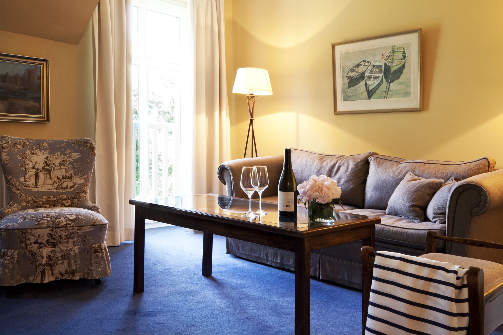 suite | living area | flat-screen tv