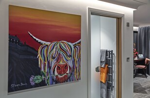 Escritorio, tabla de planchar con plancha, wifi gratis y ropa de cama 