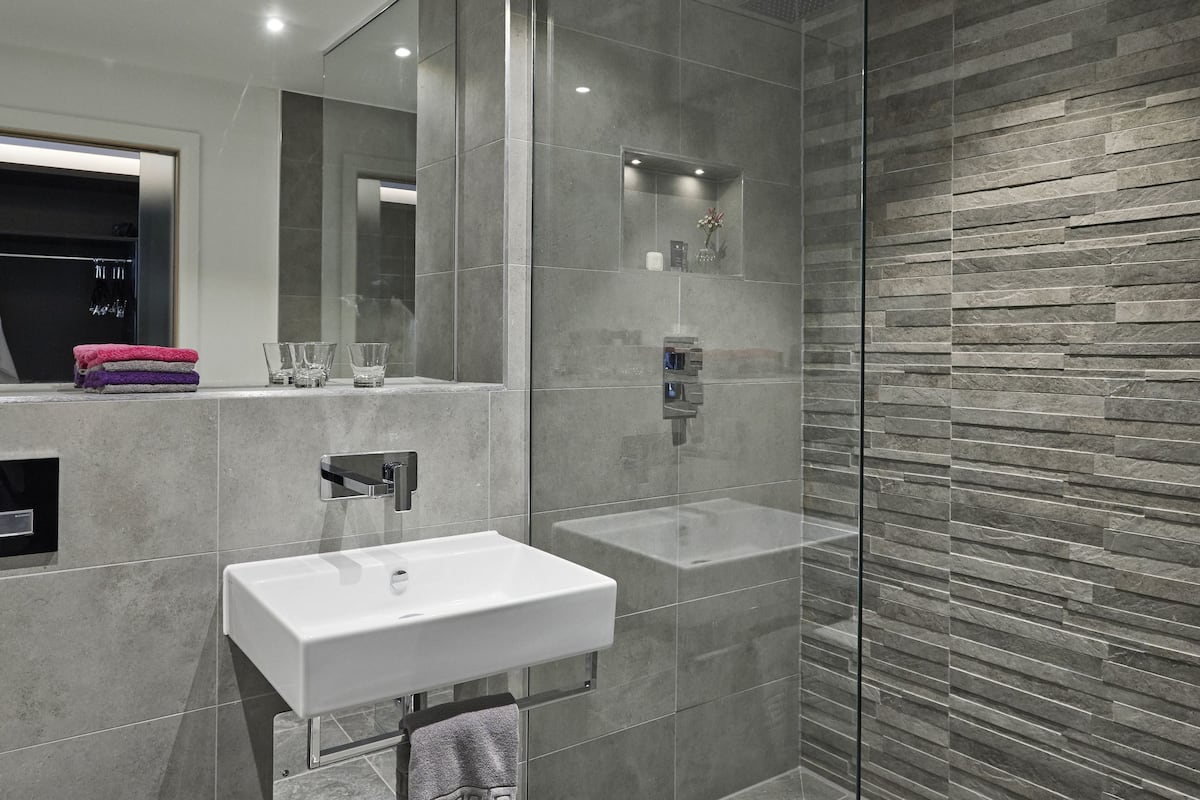 deluxe room | bathroom | hair dryer, towels