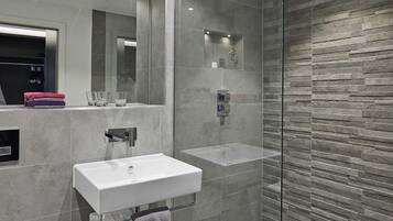 Habitación Deluxe | Baño | Secadora de cabello y toallas