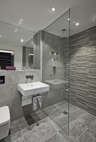 Habitación Deluxe | Baño | Secador de pelo y toallas