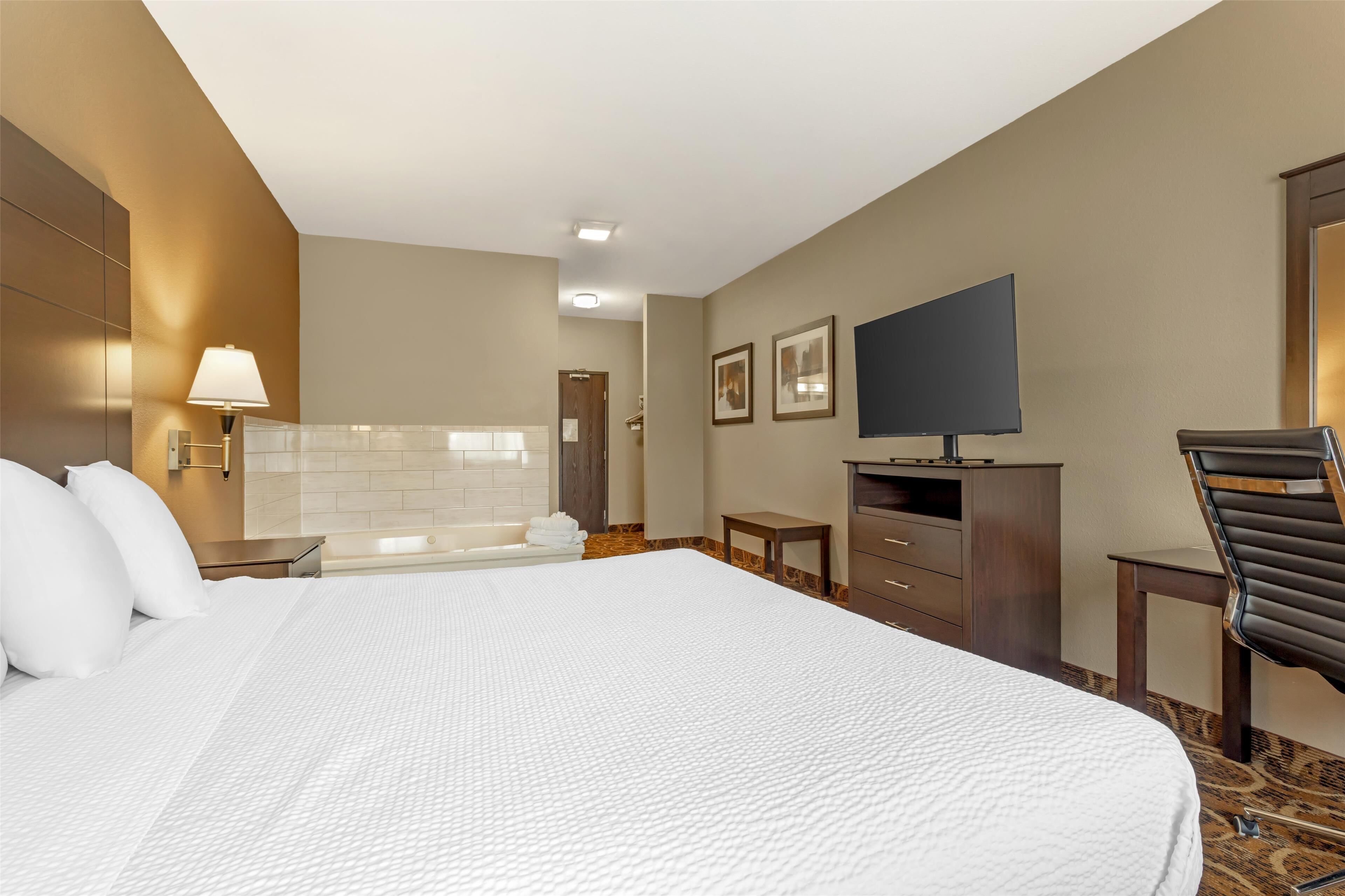 standard room, 1 king bed, non smoking, jetted tub | desk, iron/ironing board, free wifi, bed sheets