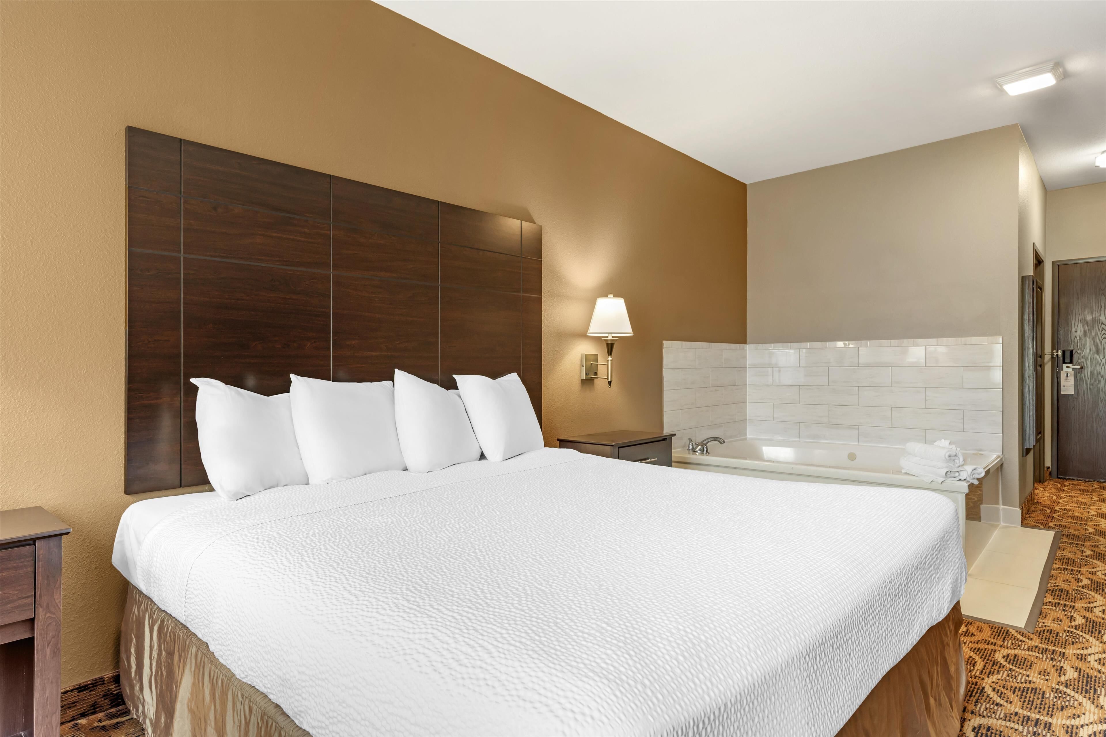 standard room, 1 king bed, non smoking, jetted tub | desk, iron/ironing board, free wifi, bed sheets