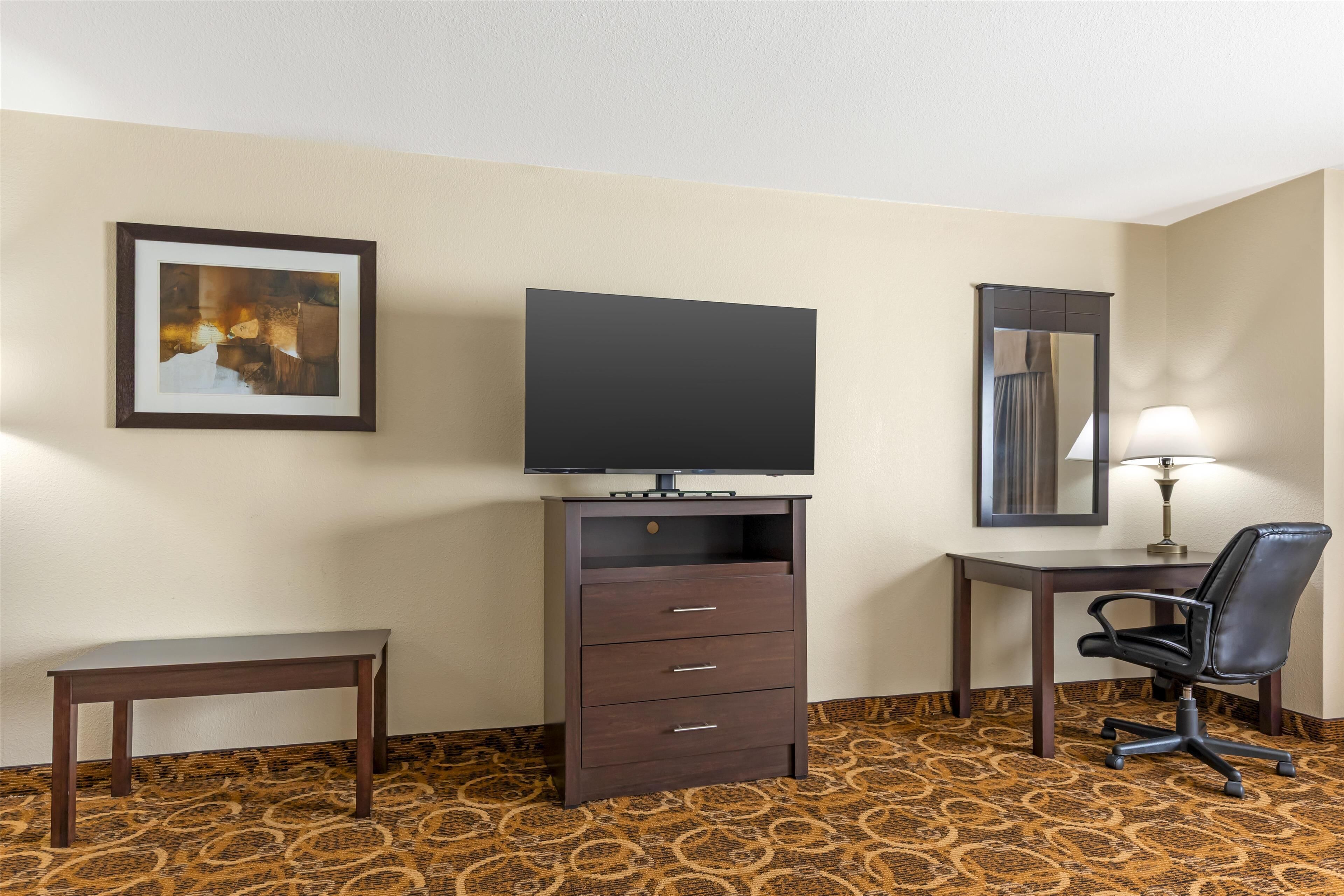 Standard Room, 1 King Bed, Accessible, Bathtub | Desk, iron/ironing board, free WiFi, bed sheets