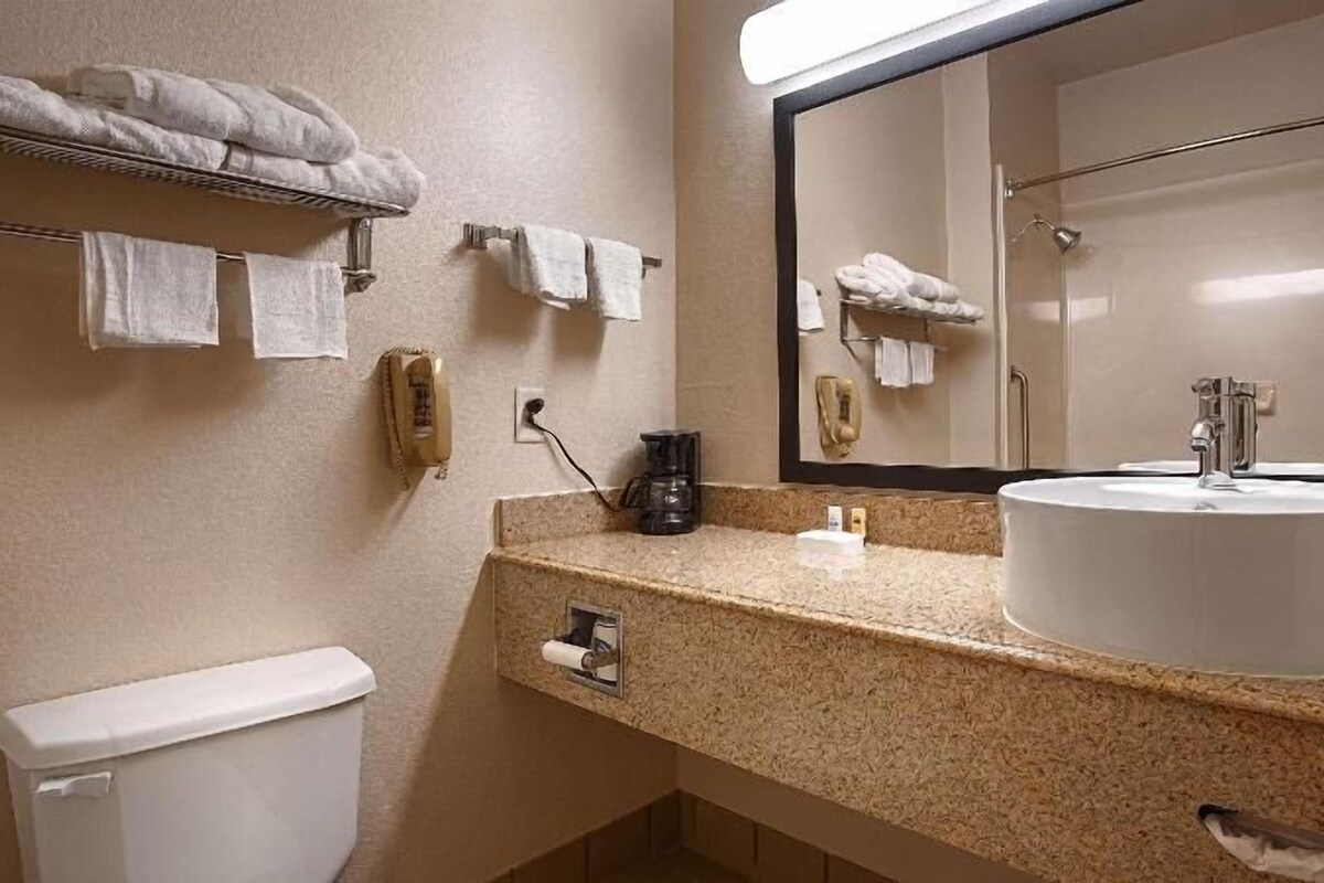 Bathroom | Combined shower/tub, free toiletries, hair dryer, towels