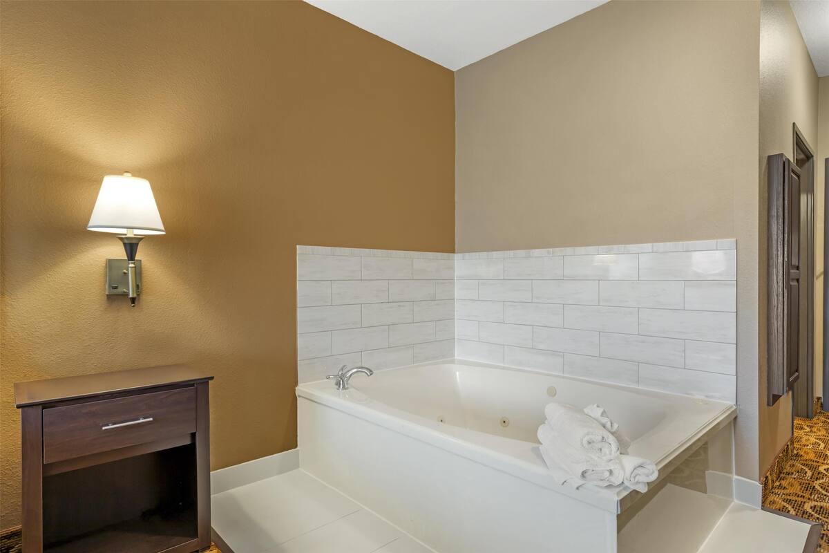 standard room, 1 king bed, non smoking, jetted tub | desk, iron/ironing board, free wifi, bed sheets