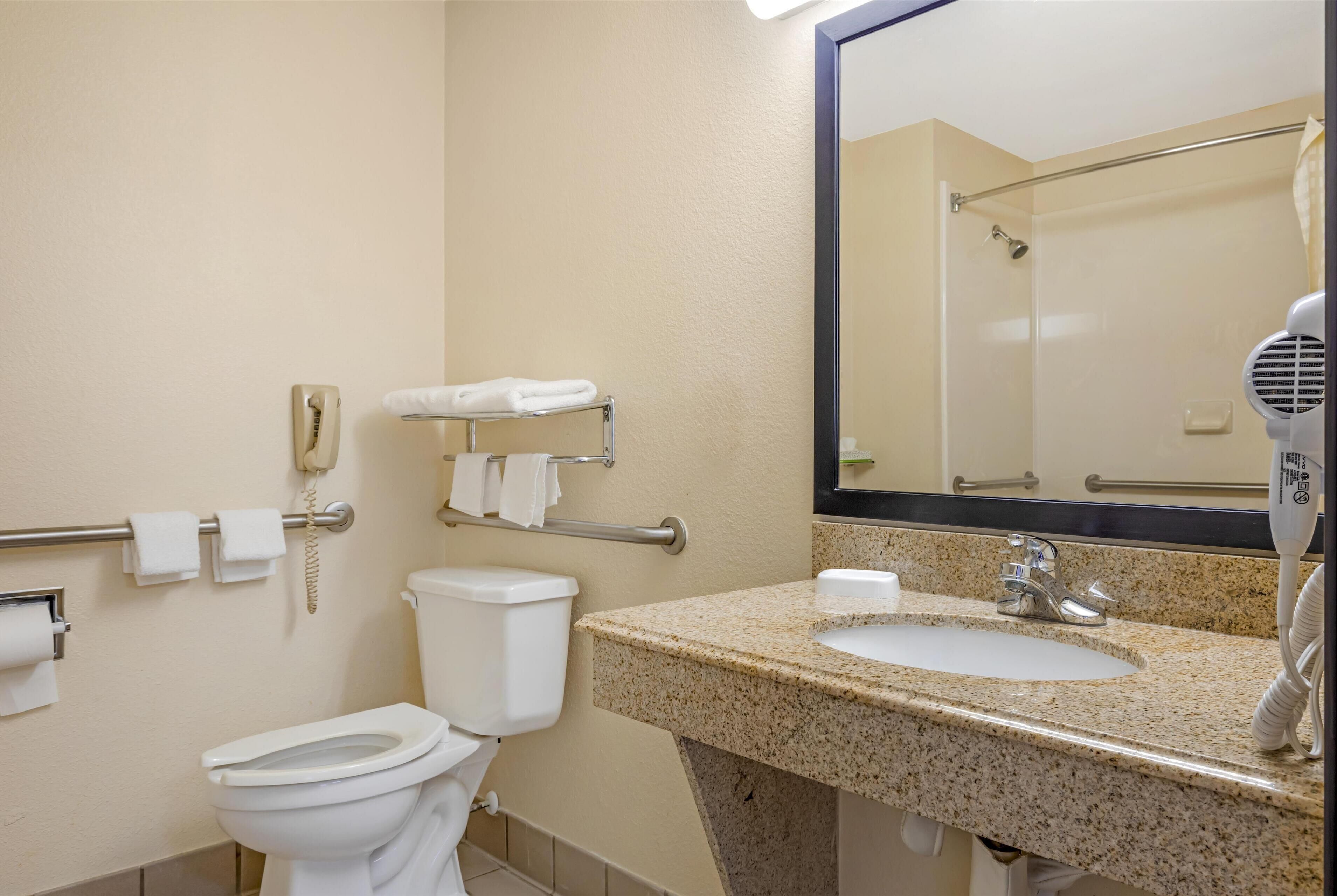 standard room, 1 king bed, accessible, bathtub | bathroom | combined shower/bathtub, free toiletries, hair dryer, towels