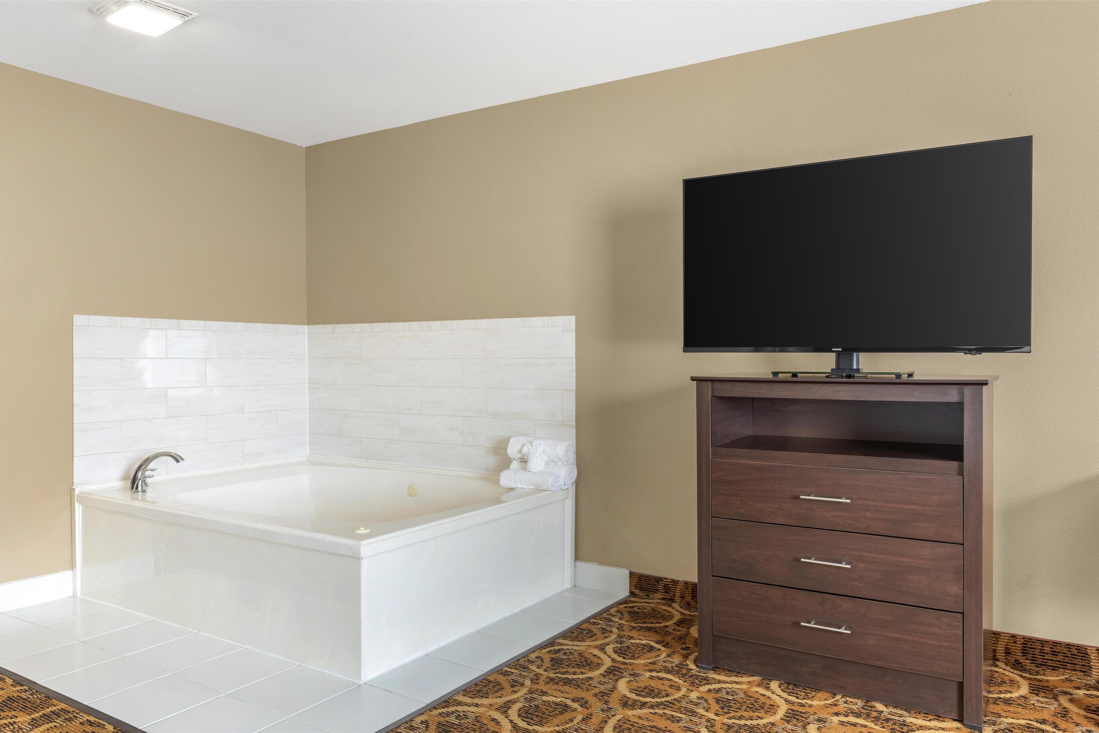 standard room, 1 king bed, accessible, jetted tub | desk, iron/ironing board, free wifi, bed sheets