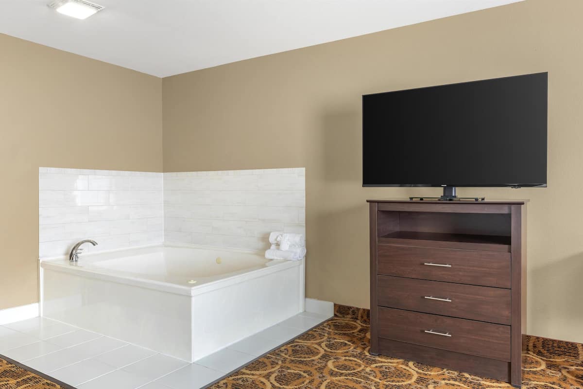 standard room, 1 king bed, accessible, jetted tub | desk, iron/ironing board, free wifi, bed sheets