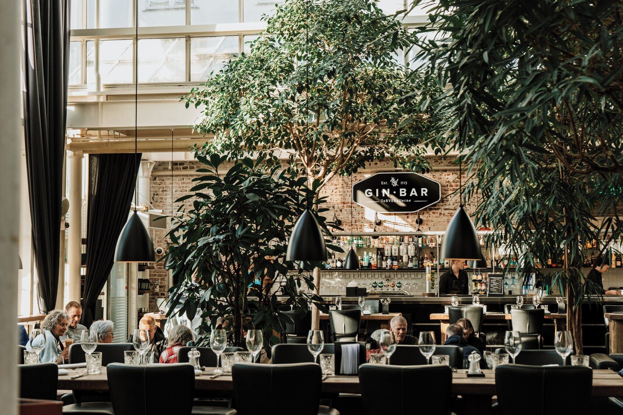 3 restaurants; lunch and dinner served 