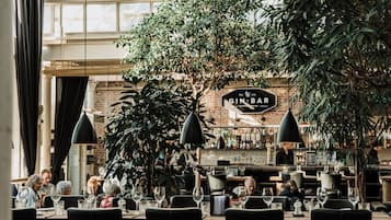 3 restaurants; lunch and dinner served