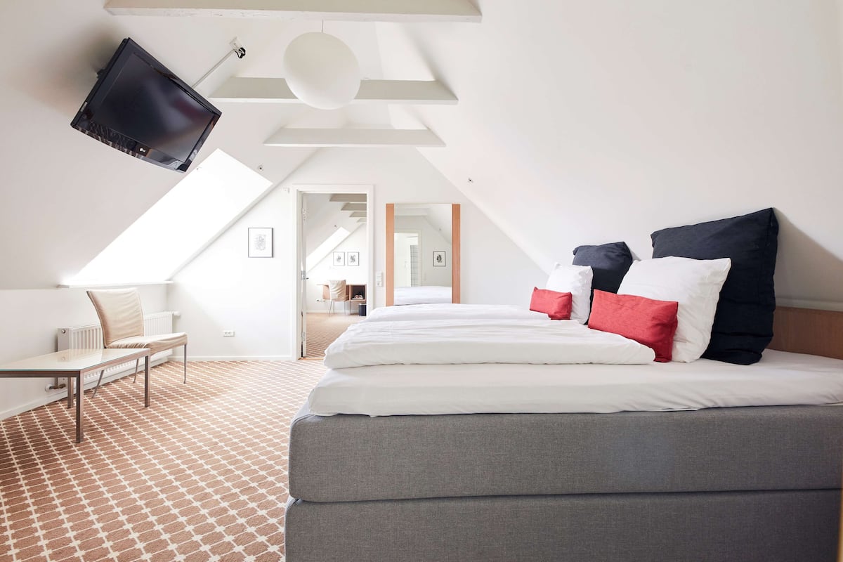 Suite, 1 King Bed, Non Smoking, Jetted Tub | Hypo-allergenic bedding, individually decorated, desk, laptop workspace