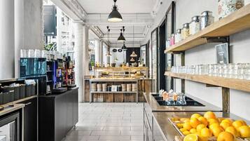 Petit déjeuner buffet servi tous les jours en supplément
