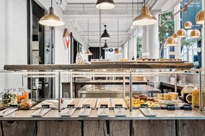Petit déjeuner buffet servi tous les jours en supplément
