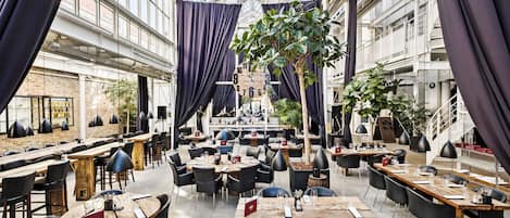 3 restaurants, serveren ontbijt, lunch, diner, Italiaanse gerechten