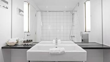 Hiustenkuivaaja, pyyhkeet, saippua, sampoo