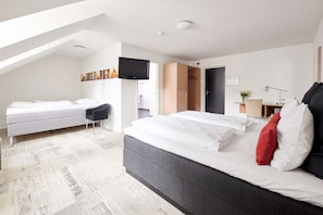 Junior Suite, 1 King Bed, Non Smoking | Individually decorated, desk, laptop workspace, bed sheets
