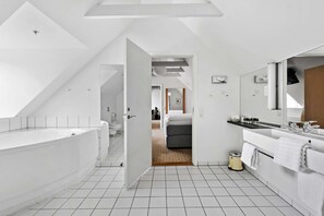 Suite, 1 King Bed, Non Smoking, Jetted Tub | Hypo-allergenic bedding, desk, laptop workspace, blackout drapes - Best Western Torvehallerne (Vejle)