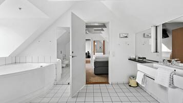 Suíte, 1 cama King, para não fumantes, banheira de hidromassagem | Banheiro | Secador de cabelo, toalhas de banho, sabonete, shampoo