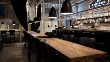 Serviert Frühstück, Mittagessen und Abendessen