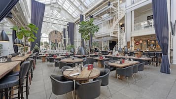 3 restauranter: lunsj og middag serveres