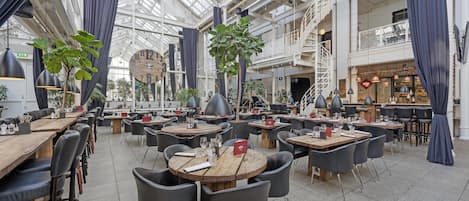 3 restaurantes; se sirven almuerzos y cenas