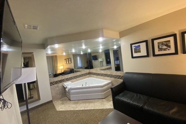 Hochwertige Bettwaren, Zimmersafe, Schreibtisch, VerdunkelungsvorhÀnge